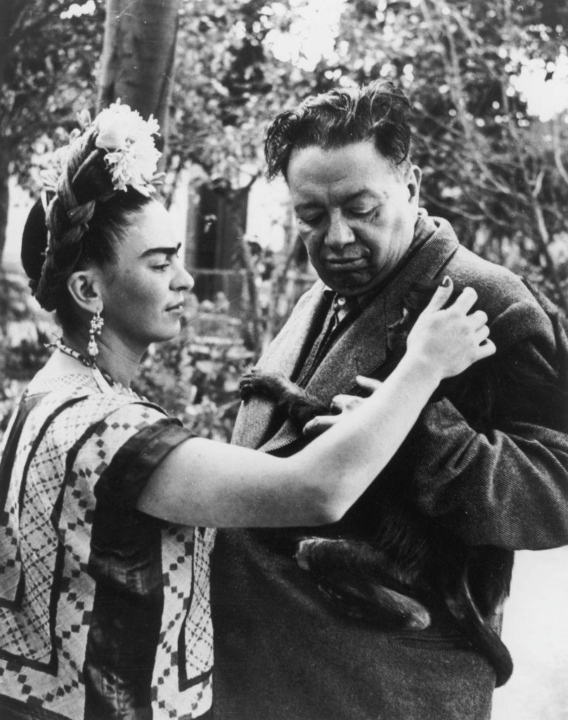 Frida y Diego con un mono.