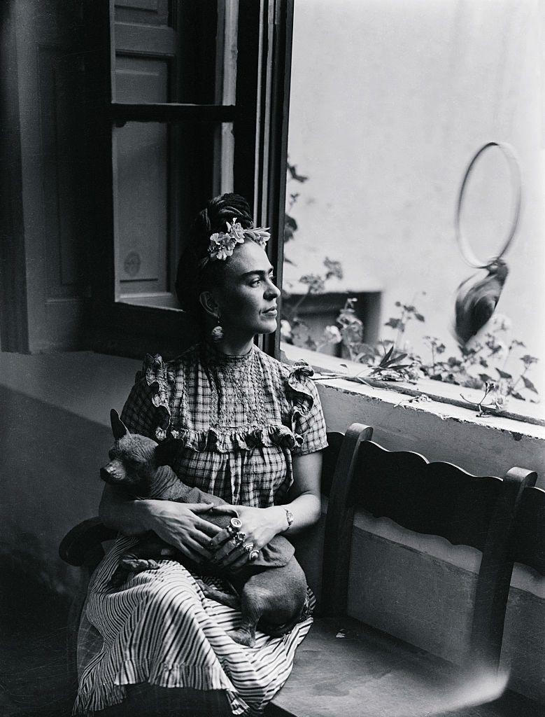 Frida con su perro Xoloti