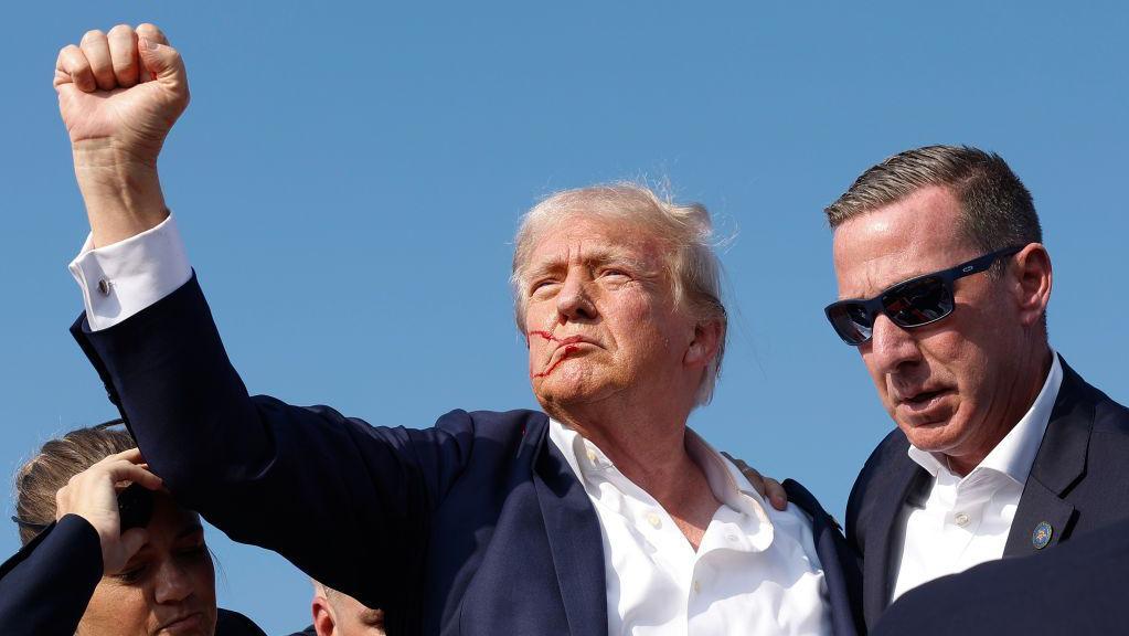 Donald Trump levanta el puño tras el ataque.