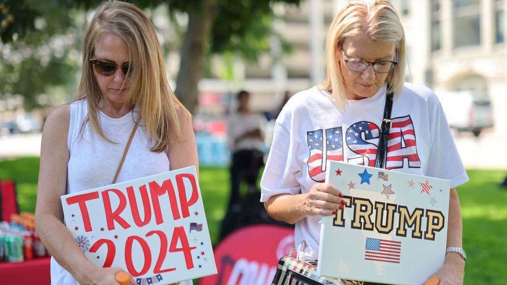 Simpatizantes de Trump rezan tras el ataque sufrido el sábado por el expresidente.