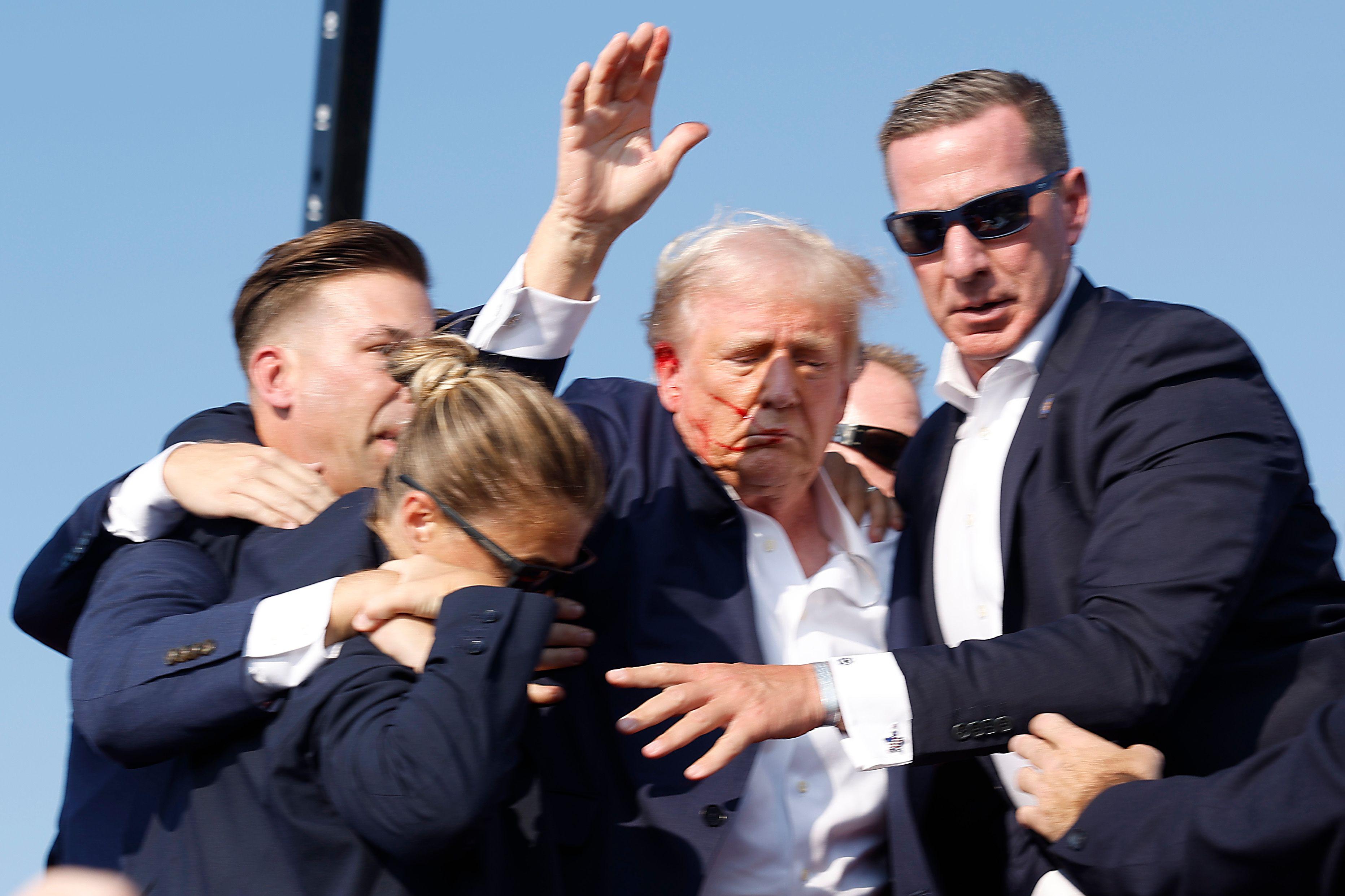 Trump es rodeado por agentes de seguridad tras ser herido durante el tiroteo en Pensilvania