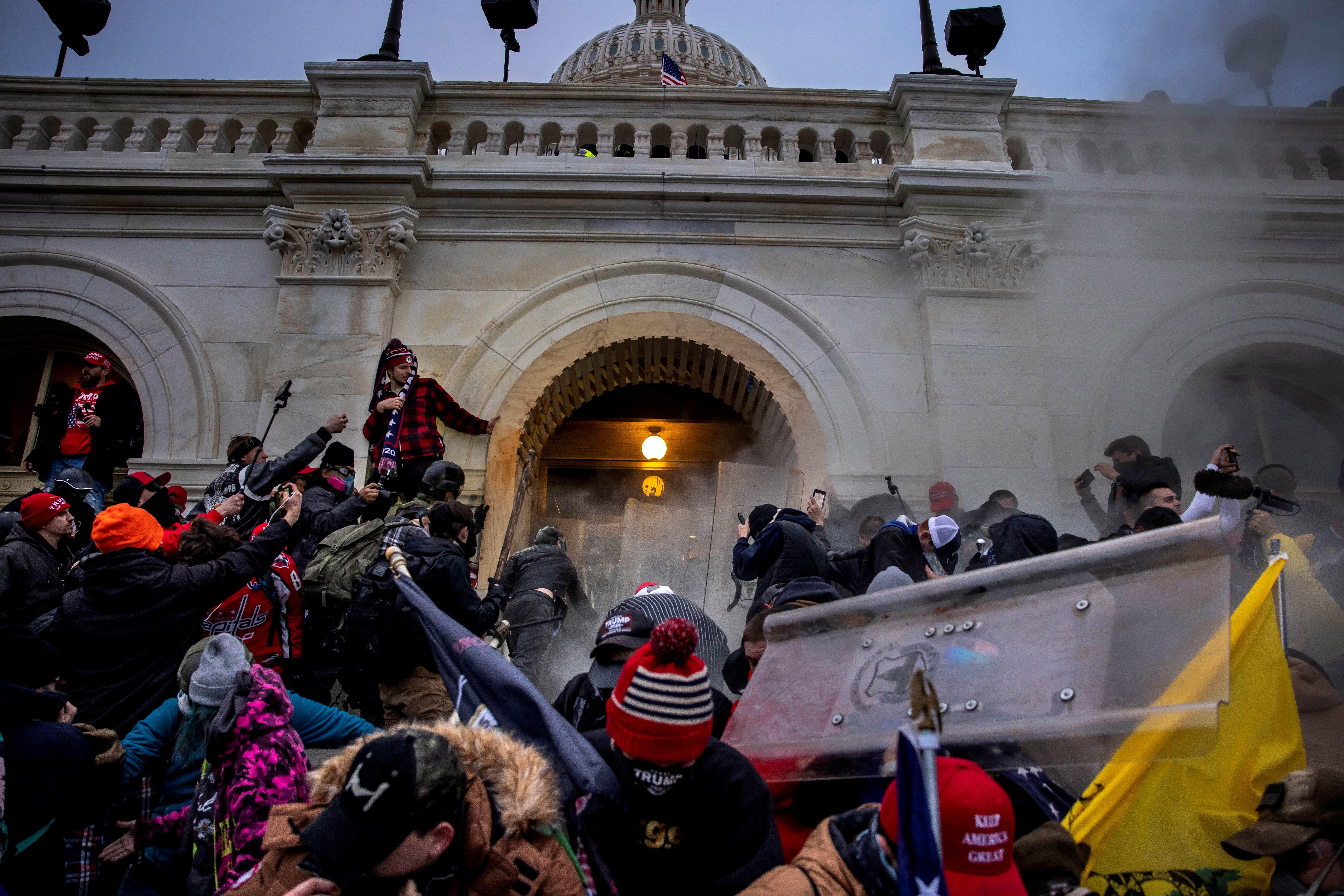 Seguidores de Trump invadiendo el Capitolio de EE.UU.