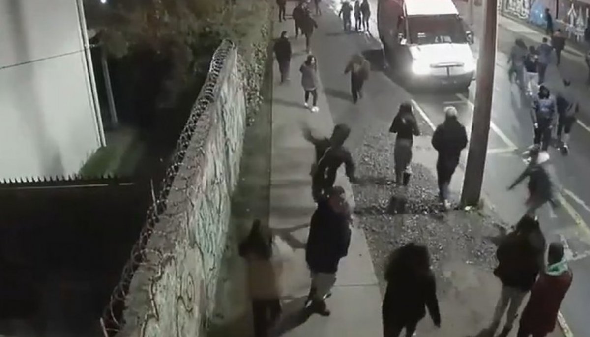 Turba atacó a Carabineros en Macul tras muerte por encerrona | 24horas