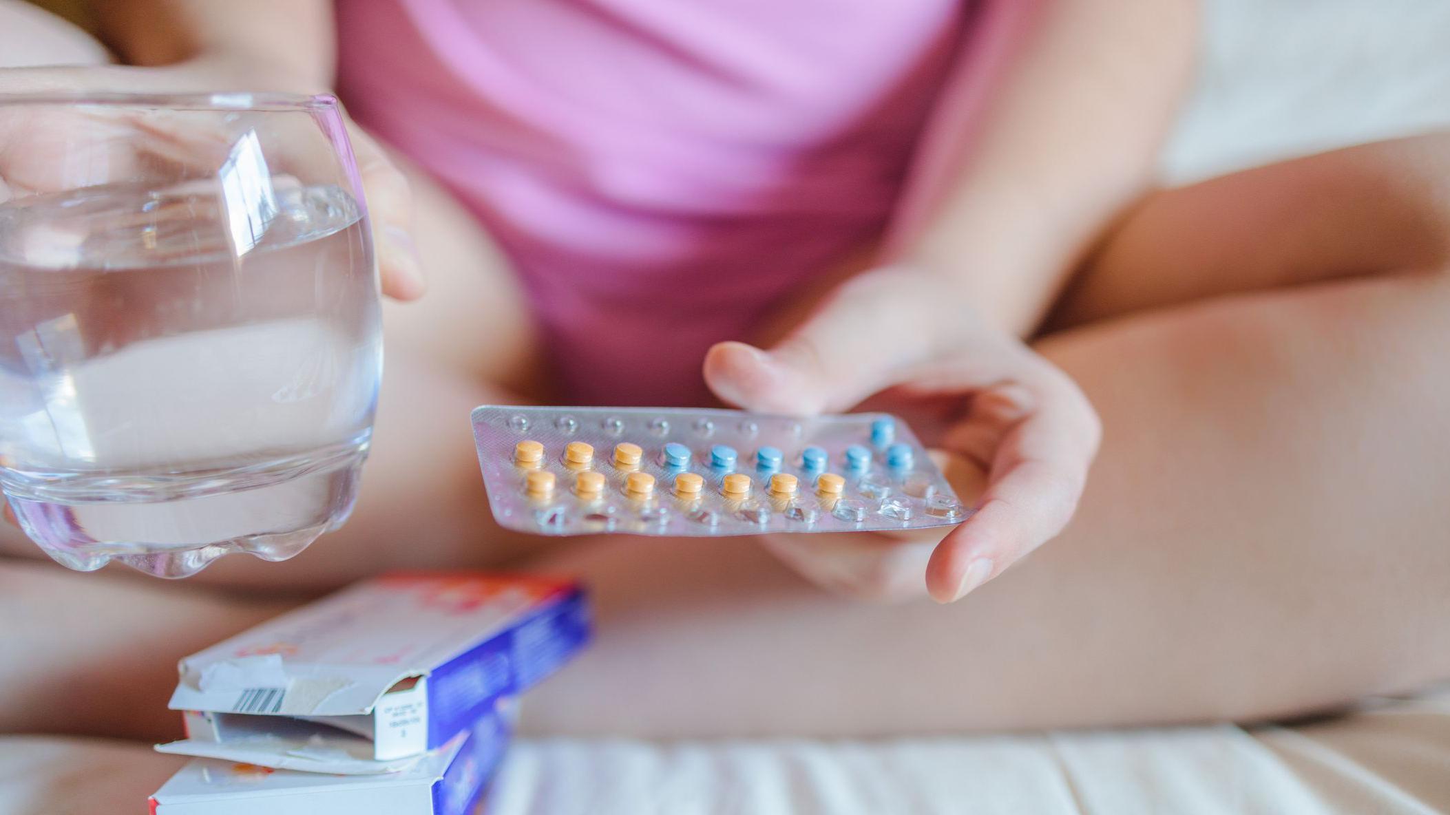 Mujer con la píldora anticonceptiva