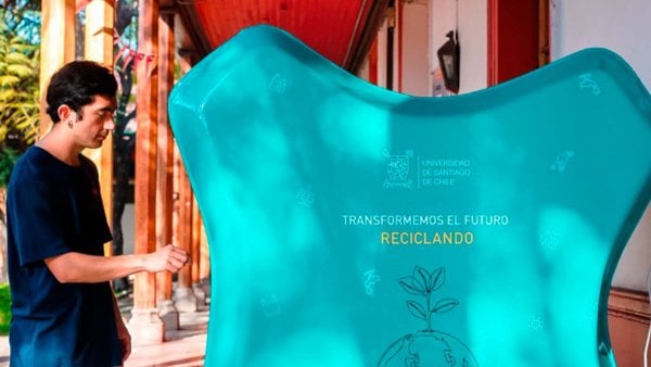 Roberto Peña, CEO de Redciclach, recibiendo el Premio Internacional MetaRed TIC 2024 por el proyecto de reciclaje con contenedores inteligentes.