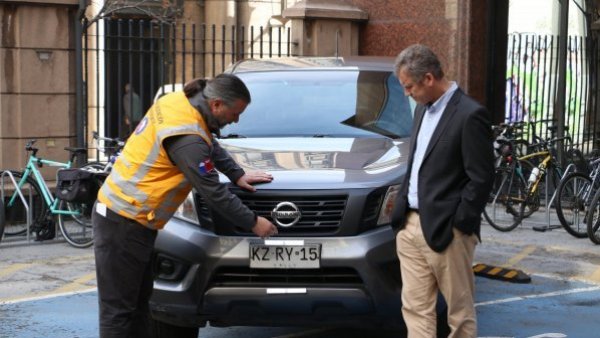 Nuevo cambio de Ley de Tránsito agrega multas y percances en la revisión técnica a quienes sean sorprendidos con luces que dificulten la visualización de las patentes.