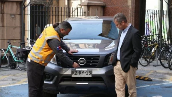 Nuevo cambio de Ley de Tránsito agrega multas y percances en la revisión técnica a quienes sean sorprendidos con luces que dificulten la visualización de las patentes.