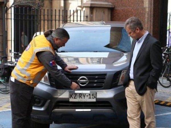 Nuevo cambio de Ley de Tránsito agrega multas y percances en la revisión técnica a quienes sean sorprendidos con luces que dificulten la visualización de las patentes.