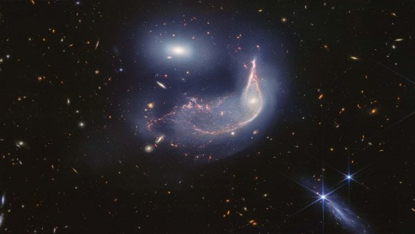 Imagen captada por el telescopio James Webb mostrando las galaxias El Pingüino y el Huevo en plena interacción cósmica.