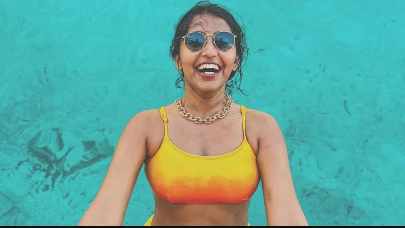 Se trata de Aanvi Kamdar, una influencer de viajes de Nueva Delhi, India, quien sufrio esta caída en un viaje con siete amigos.