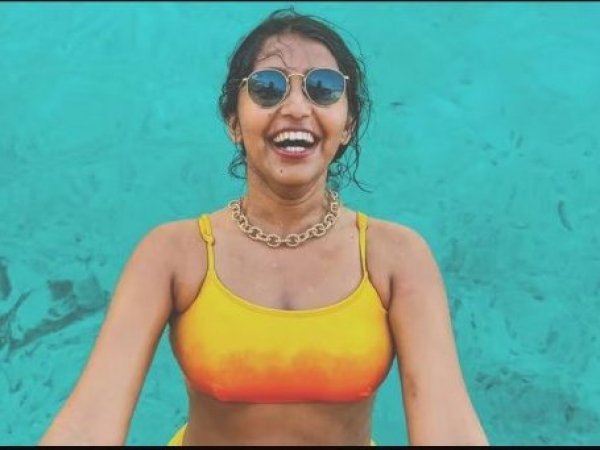 Se trata de Aanvi Kamdar, una influencer de viajes de Nueva Delhi, India, quien sufrio esta caída en un viaje con siete amigos.