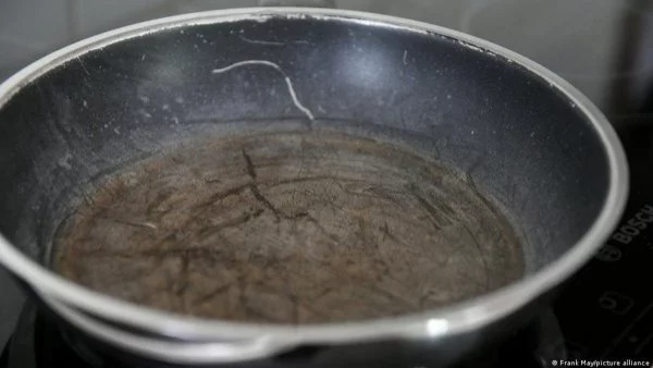 La enfermedad está asociada a los polímeros utilizados en populares antiadherentes de cocina, como por ejemplo, las sartenes de la marca 