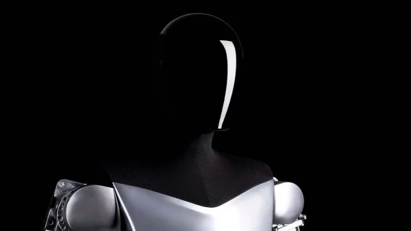 Robots humanoides de Tesla trabajando en fábricas en 2025.