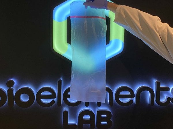 Empaques biodegradables de Bioelements utilizados por Multi X para filetes de salmón frescos, promoviendo la sostenibilidad en la industria salmonera. Chile, 2024.