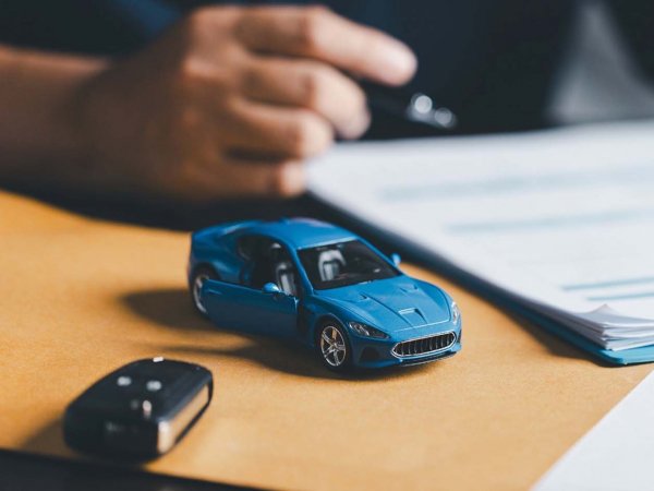 Vehículo asegurado en la carretera, representando la seguridad y protección de un seguro automotriz en Chile. 2024.