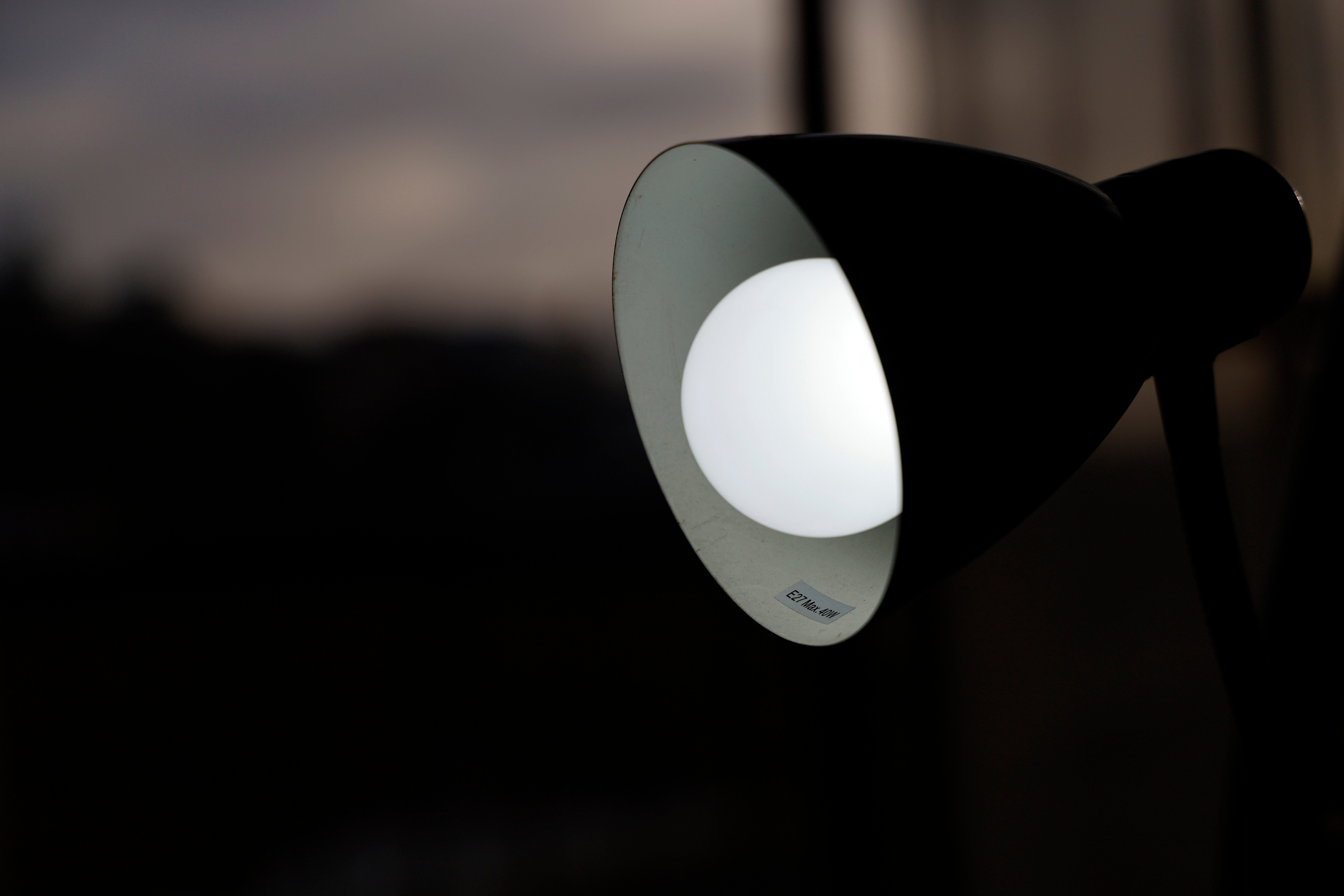 Lámpara. Luz. Cuenta de la luz