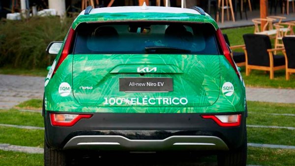 Foto de un vehículo Uber Green eléctrico en movimiento en Santiago. Chile, 2024.