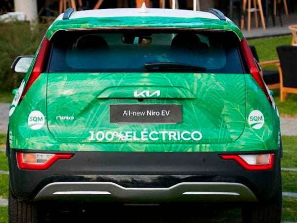 Foto de un vehículo Uber Green eléctrico en movimiento en Santiago. Chile, 2024.