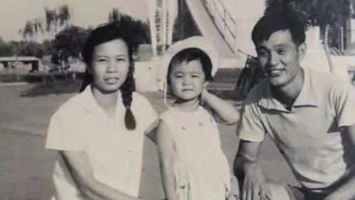 Tania Zeng, de 2 años, junto a sus padres en China.