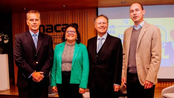 Participantes del curso 'Manos a la Obra' de la ABIF y FEN de la Universidad de Chile, recibiendo sus diplomas de educación financiera. Chile, 2024.