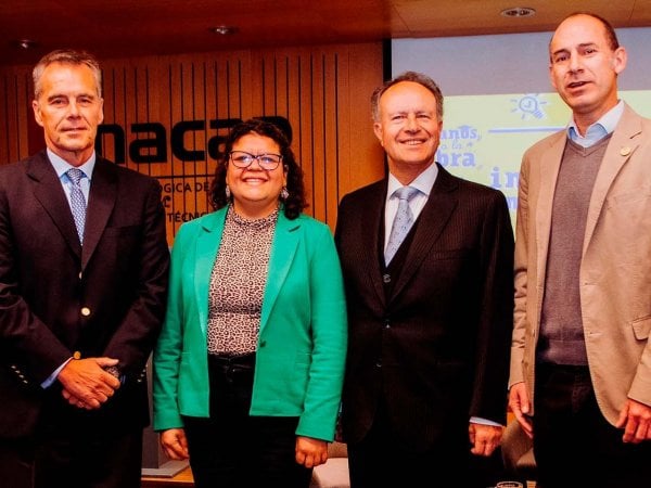 Participantes del curso 'Manos a la Obra' de la ABIF y FEN de la Universidad de Chile, recibiendo sus diplomas de educación financiera. Chile, 2024.