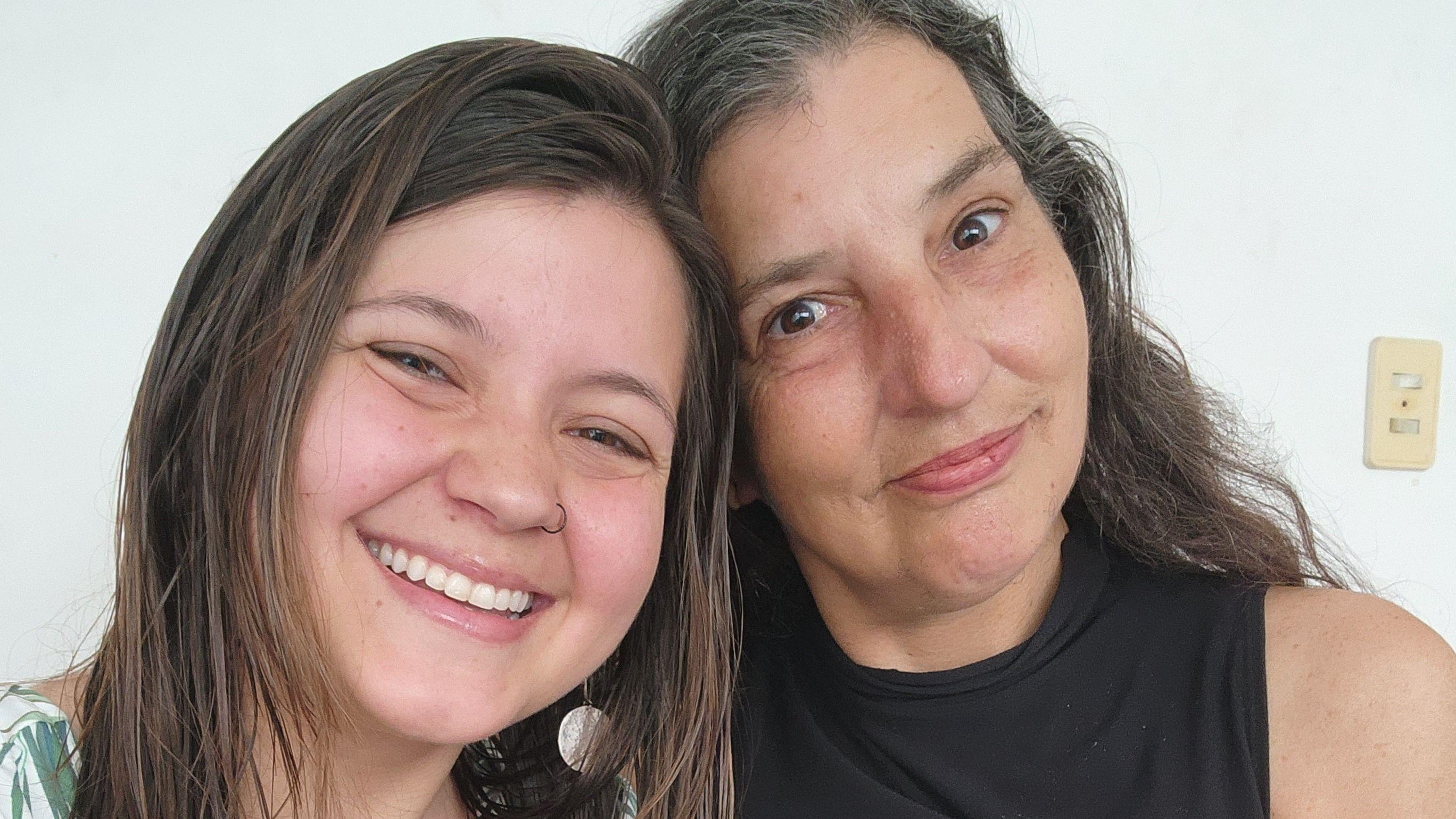 La periodista chilena-brasileña Amanda Marton (31 años) junto a su madre, Cecília.