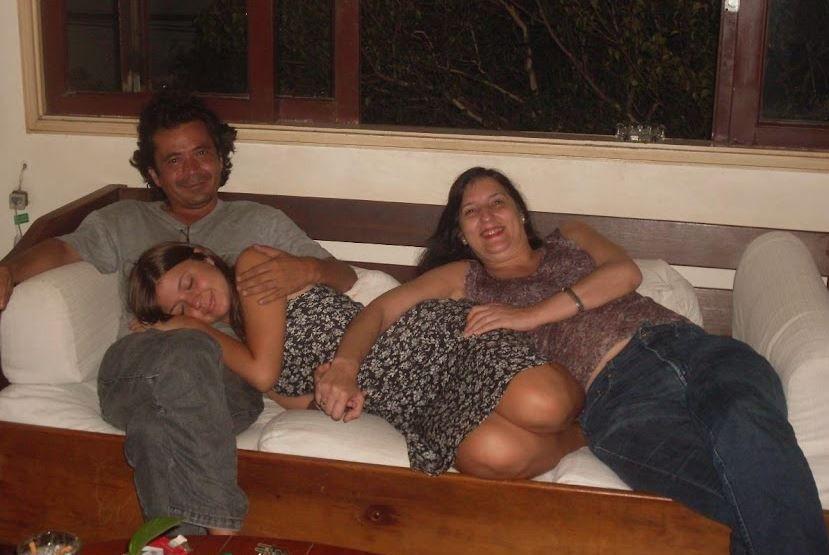 Amanda Marton junto a sus padres.
