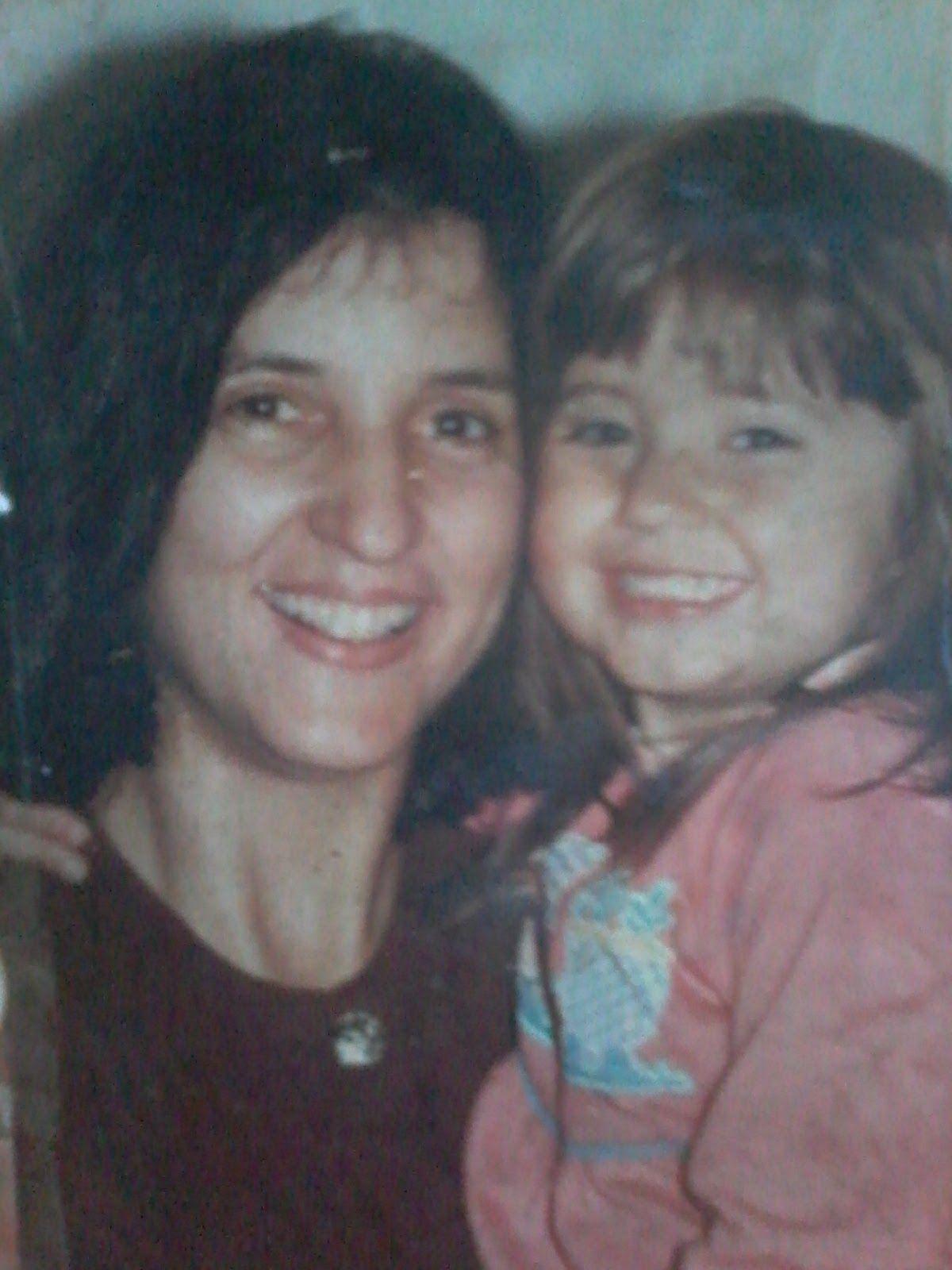 Amanda junto a su madre.