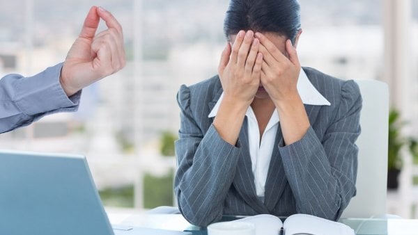 Ley Karin. Conductas denunciables. Mujer sufriendo acoso laboral