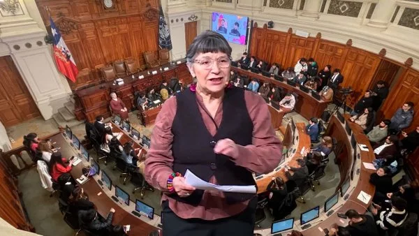 Loreto Bravo durante su charla sobre el empoderamiento juvenil a través del arte, destacando la importancia de los nuevos espacios de expresión.