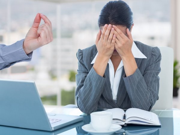 Ley Karin. Conductas denunciables. Mujer sufriendo acoso laboral