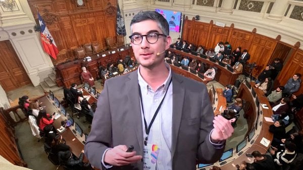 Giovanni Vecchio presentando su charla sobre la transformación de espacios urbanos para un futuro sostenible en el Congreso Jóvenes Futuro.
