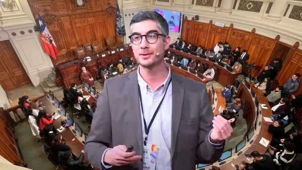 Giovanni Vecchio presentando su charla sobre la transformación de espacios urbanos para un futuro sostenible en el Congreso Jóvenes Futuro.