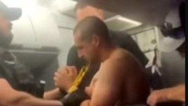 El hombre, Eric Gapco(26), habría tratado de abrir las puertas de emergencia, fumó un cigarro electrónico y hostigó sexualmente a las azafatas luego de comer 10 golosinas de marihuana