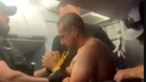 El hombre, Eric Gapco(26), habría tratado de abrir las puertas de emergencia, fumó un cigarro electrónico y hostigó sexualmente a las azafatas luego de comer 10 golosinas de marihuana