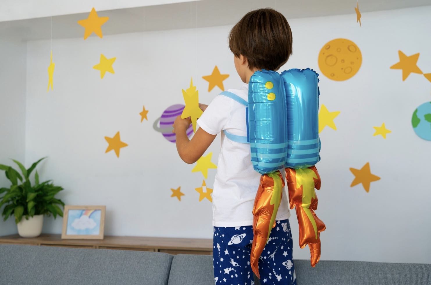 Niño jugando. Día del Niño y la Niña