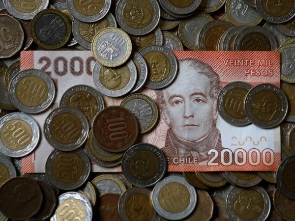 Billetes y monedad. Bono al Trabajo de la Mujer