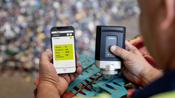 Dispositivo portátil trinamiX NIR usado para la clasificación de plásticos en procesos de reciclaje. Chile.