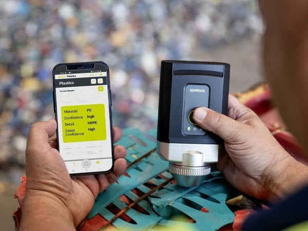Dispositivo portátil trinamiX NIR usado para la clasificación de plásticos en procesos de reciclaje. Chile.