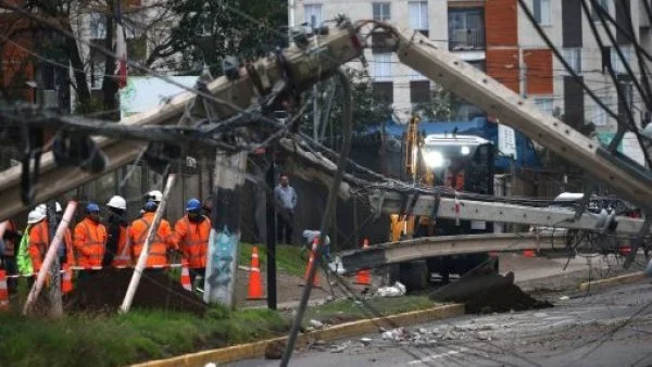 Poste caído y corte de luz.