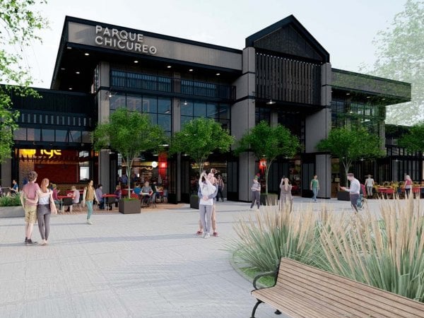 Vista del Centro Comercial Parque Chicureo, destacando sus amplias áreas verdes sustentables y sistemas de reutilización de aguas grises.