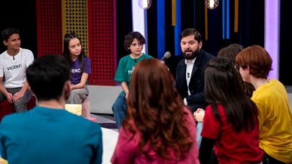 Presidente Boric frente a niños en NTV