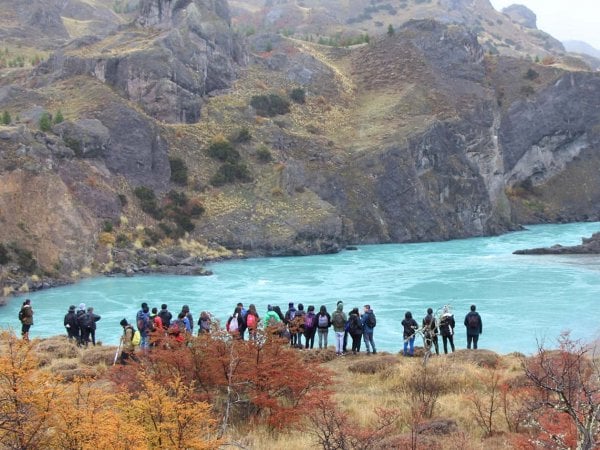 Vista del Río Cochrane en la región de Aysén, durante una actividad de educación ambiental del proyecto Río Con-voca.