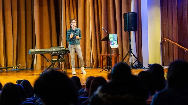 Evento de Puerto de Ideas Biobío con científicos y filósofos en Concepción, abordando temas sobre el mar y la naturaleza.