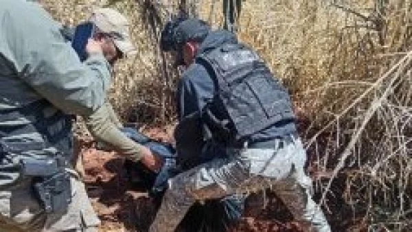 Agentes de la Fuerza Especial de Lucha Contra el Crimen(Felcc) retirando el cadaver cubierto de Yiseli Faldín Aré