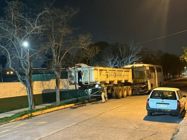 Imágenes del camión que chocó contra un vehículo de Carabineros, dejando a 18 oficiales heridos en Lo Espejo