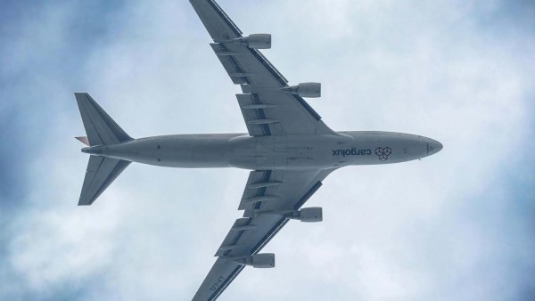 Un avión atravesando una fuerte turbulencia en pleno vuelo, ilustrando los efectos del cambio climático en la seguridad aérea.