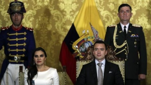 Fotografía de archivo del 23 de noviembre de 2023 del presidente de Ecuador, Daniel Noboa (d), junto a la vicepresidenta, Verónica Abad (i), en un acto protocolario en el Palacio de Carondeletale en Quito (Ecuador).
