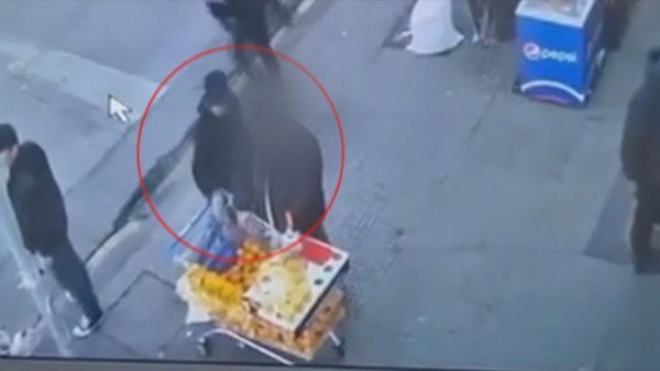 Se observa a uno de los integrantes de la banda criminal, tomando el puñal de un vendedor de naranjas en el bandejón del Portal Edwards