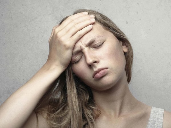 Imagen de una mujer sufriendo de dolores por estrés. Chile, 2024.